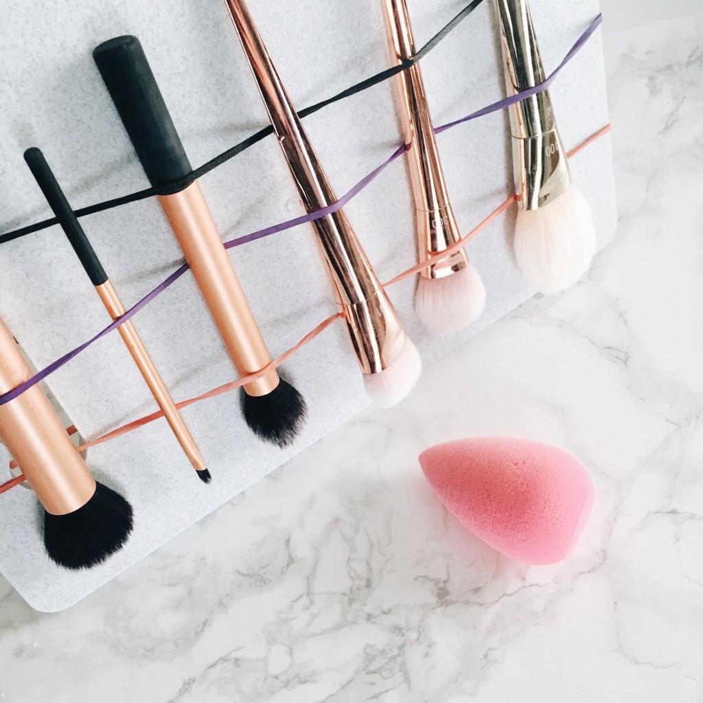 Desi Perkins genius DIY trick to clean makeup brushes - EverydayStarlet.com