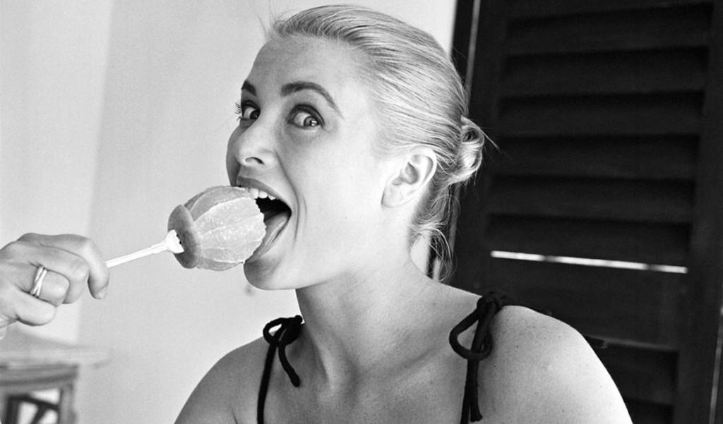 Grace-Kelly-style-icon-best-looks-eating-orange