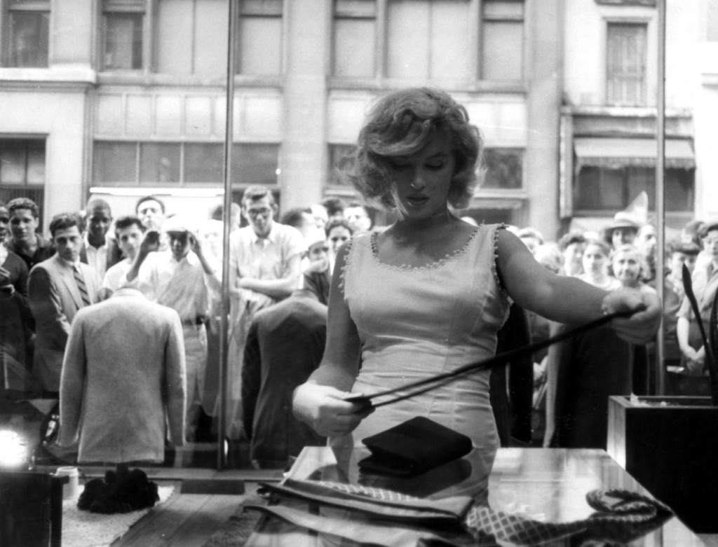 Marilyn Monroe shopping