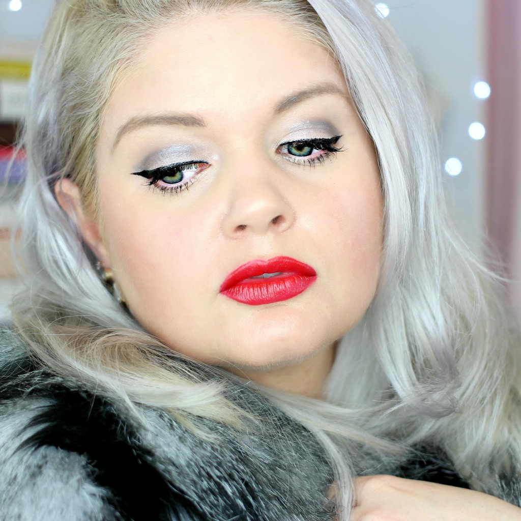 Old Hollywood Glamour Holiday Makeup Look - EverydayStarlet.com @SarahBlodgett