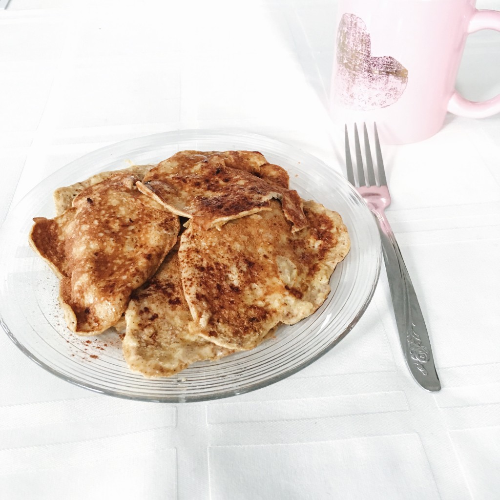 Cheat but not on Whole30 with these 2 ingredient egg & banana pancakes - EverydayStarlet.com 